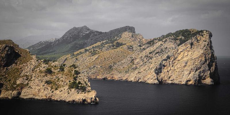 当科技邂逅浪漫：揭秘VR婚礼预览与数字请柬如何重塑一站式婚庆体验