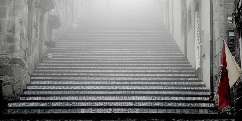 紫色梦境与蒸汽波回响：一站式婚庆服务中的主题婚礼音乐全案解析