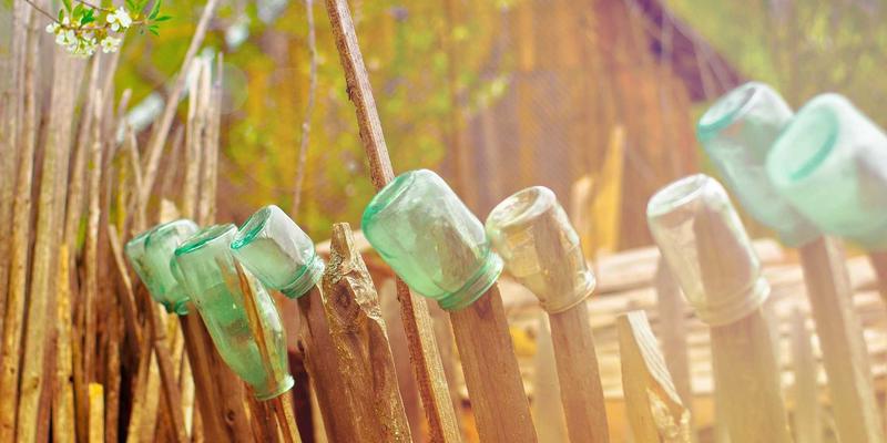 紫色梦境与蒸汽波幻影：婚庆服务中紫色主题婚礼的婚纱礼服搭配全指南